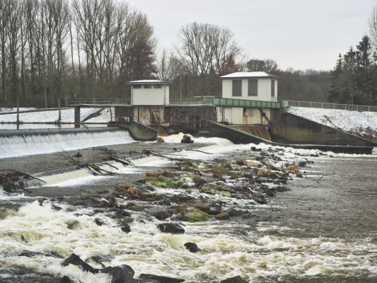 Das Wehr in der Seitenansicht, zeigt 3 der 4 Bereiche, das Überlaufwehr und 2 bewegliche Fischbauch Wehre.
